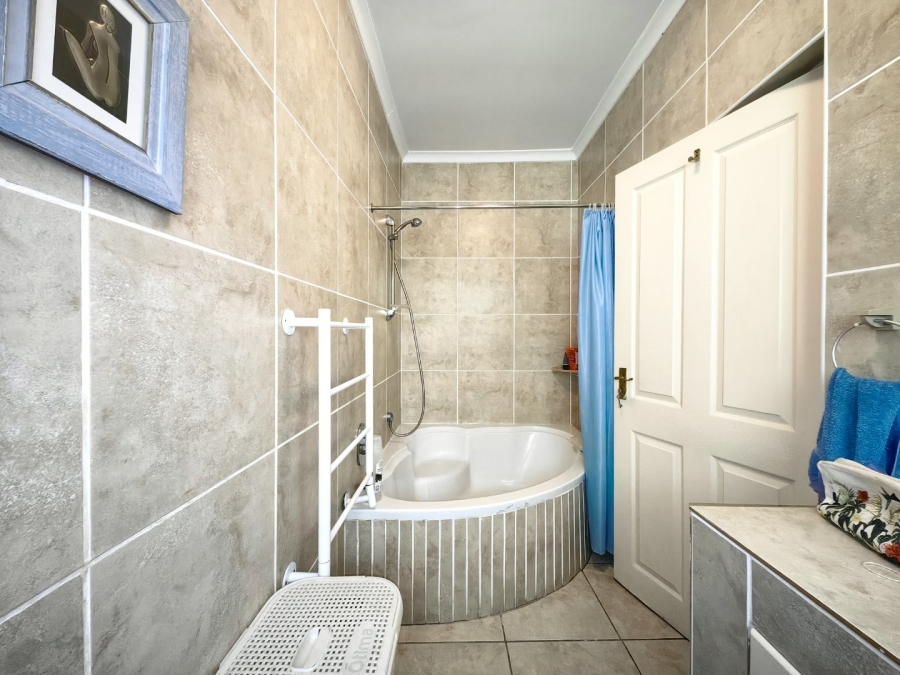 To Let 3 Bedroom Property for Rent in Gordons Bay Village Western Cape
